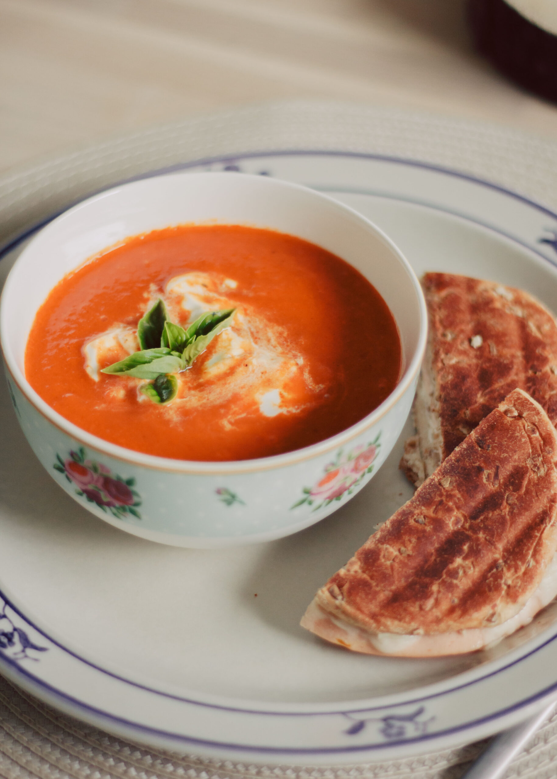 luksus-tomatsuppe-med-bagt-peberfrugt-og-toast-chokomils