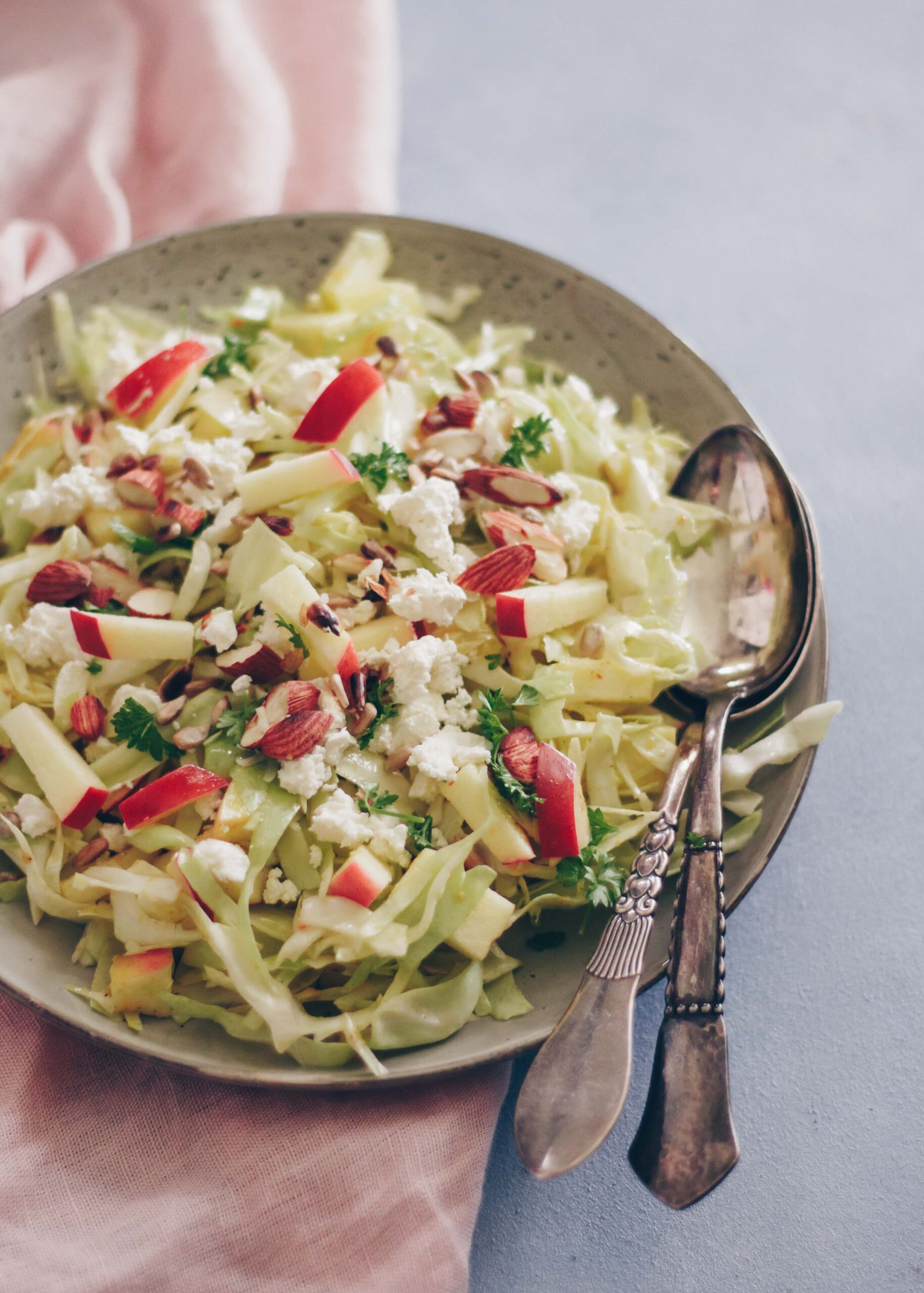 Spidskålssalat med æble, feta og honning-sennepsdressing