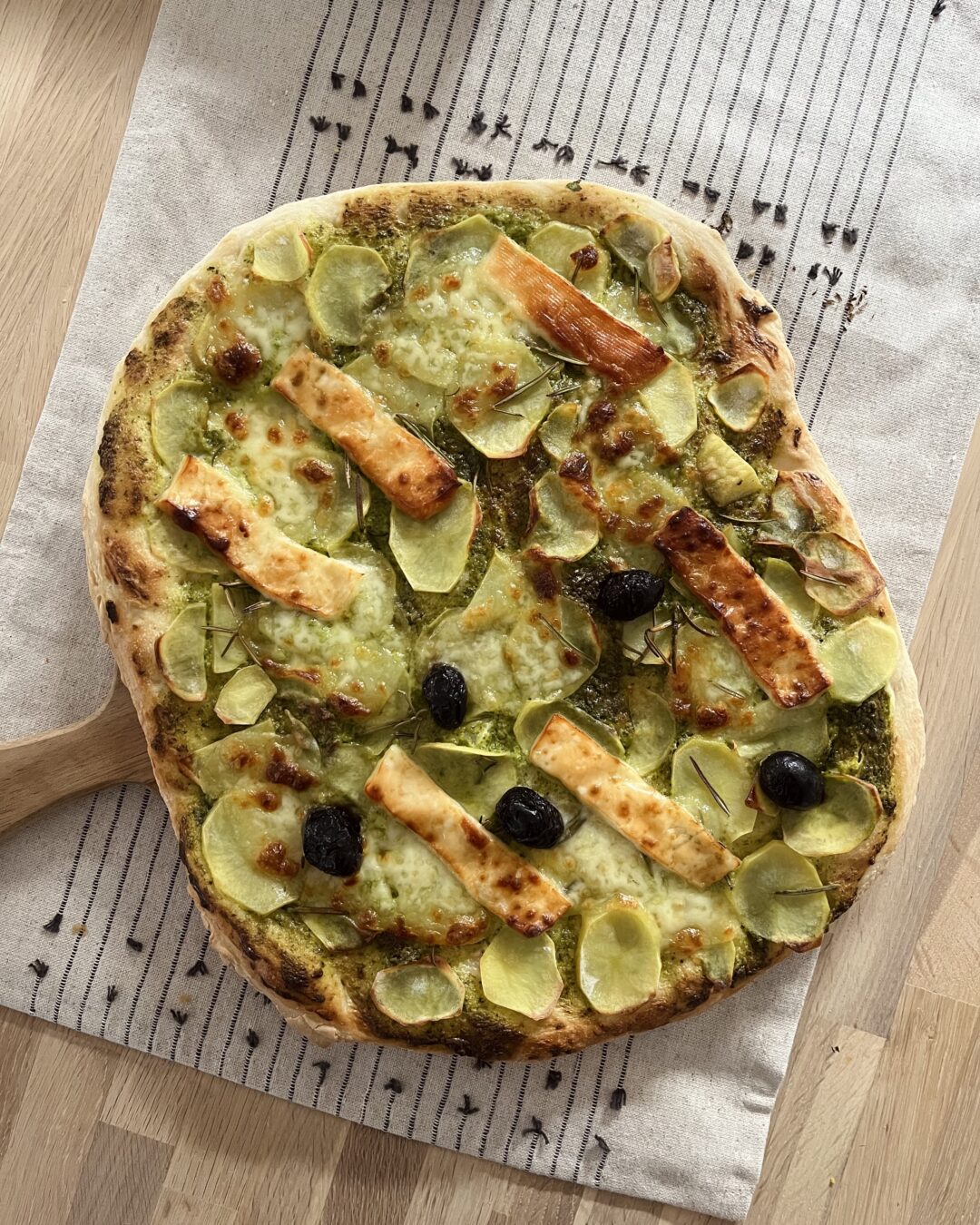 Hjemmelavet kartoffelpizza med flødeost og ramsløgspesto - chokomils